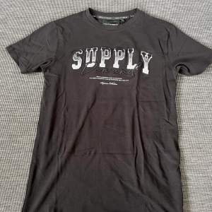 Helt ny Supply Demand tröja. Aldrig använd prislapp kvar. Kontakta innan du köper. Är 165 och den passar perfekt. Går att ha om man e längre också