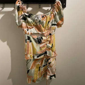 Sommar Klänning - Sommar klänning med volang detaljer och dragkedja på baksidan. Helt oanvänd.