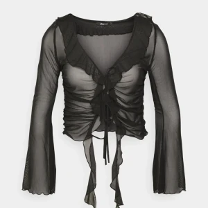 Svart meshtopp ginatricot - Helt oanvänd mesh topp från ginatricot🌟Nyskick och i bra kvalitet! Säljer pga den inte passade. Supersnygg som festtopp🖤Nypris 300kr, säljer för 170kr.