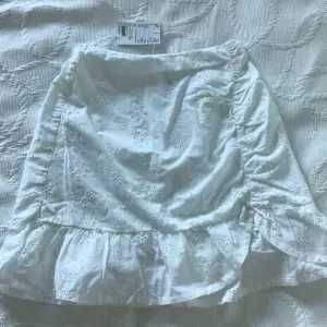 Suupeeerfin vit kjol med detalier från H&M! 💞💐  Aldrig använd eftersom den inte passar! 😻💘 Lappen kvar också! 🪩🤘🏼  Storkek 170 men passar även XS och S🫶🏼🫶🏼🫶🏼