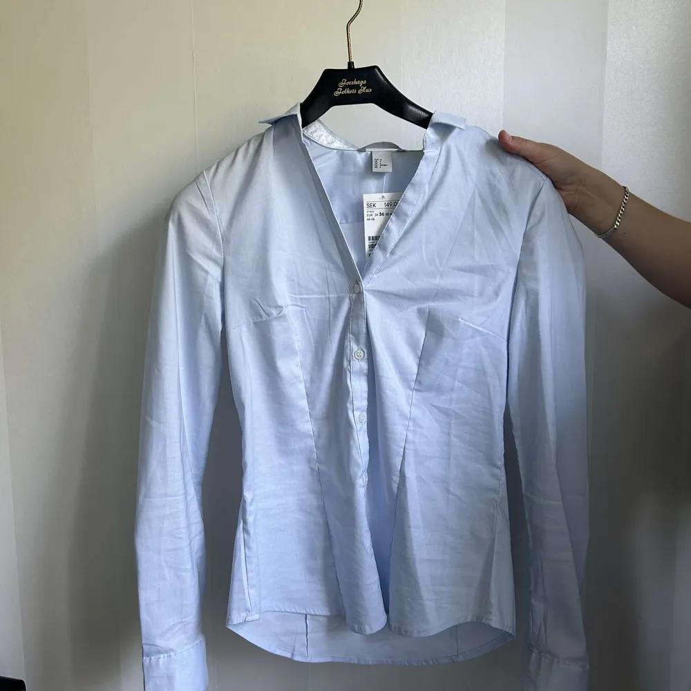 Ljusblå skjorta från H&M. Aldrig använd, stolek 36.💕. Skjortor.