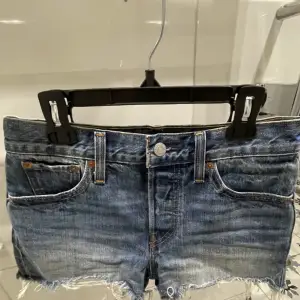 Säljer dessa ur coola shorts som är köpa är på plick🤩säljer p.g.a att de är för små🥲jätte unik tvätt och hur snygga som helst nu till sommaren❤️vid många bud blir det budgivning 