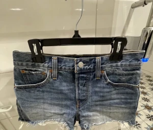 Levis shorts  - Säljer dessa ur coola shorts som är köpa är på plick🤩säljer p.g.a att de är för små🥲jätte unik tvätt och hur snygga som helst nu till sommaren❤️vid många bud blir det budgivning 