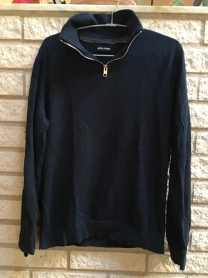 Half zip - Säljer min riktigt snygga half zip från Jack and Jones då den har blivit för liten. Den är i bra skick och har inga defekter såsom hål eller fläckar. Den är bara använd ca 5 gånger. Kostar 459 kr ny säljer för 250. Pris kan dock diskuteras.