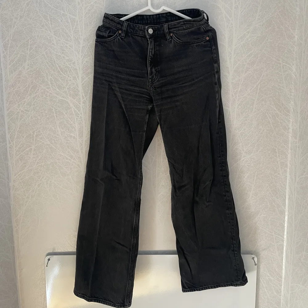 Svarta vida jeans från monki. Använda men hela och rena.. Farkut & Housut.