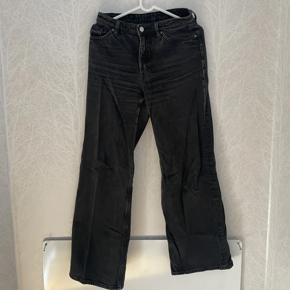 Svarta vida jeans från monki. Använda men hela och rena.. Jeans & Byxor.