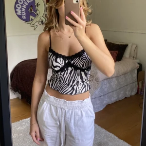 Spetslinne - Superfint spetslinne med zebramönster🤍🖤