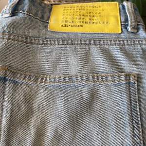 Axel Arigato Jeans - Bra skick, men ett hål på framsidan, vänsterben. Ser smutsig ut på bild, men är bara blekta.  7/10  Nypris: 1500kr