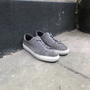 J.Lindeberg - Säljer dessa skor från J.Lindeberg i bra skick. Storlek 43 men passar 44. Hör av er vid frågor och funderingar!