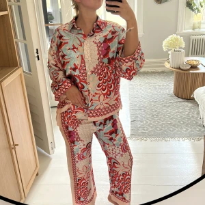 ZARA sett - Super fint mönstrat sett från ZARA. Aldrig använd mer än att jag provat det. Materialet är silké. Båda byxor och topp är i storlek S. Om man vill köpa plagg var för sig så 150kr st. Betalar ej för frakt😊🥰