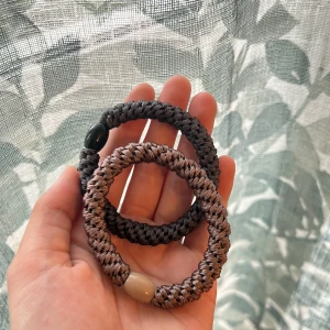 Kknekki armband/tofs - Säljer två hårsnoddar/armband då jag ej använder dem. Nypris: 30kr/styck, jag säljer båda två för 30kr (halva priset) + frakt (15kr)