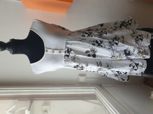 Oanvänd sommarklänning - Jättefin klänning som är formbar efter din kropp. 