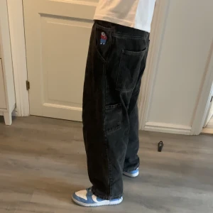 Big Boy workpants - Säljer mina Big boy workpants i storlek M Bältet på bilden följer med  Sällsynt model som inte säljs längre  Bra skick  (Endast swish) 