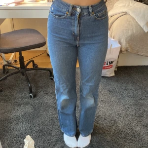 Blåa jeans  - Säljer dessa asnygga jeansen från hm, jag tycker dessa är svinsnygga verkligen men de börjar bli lite små för mig i midjan😩Storlek 34