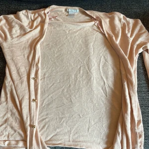 Rosa kofta - Rosa tunn kofta med guldknappar använd typ en gång 