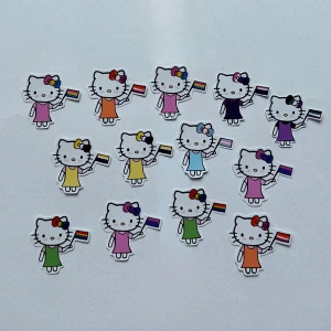 Pride hello kitty klistermärken  - Klistermärken! 🖤 jag har tillverkat dem och designat dem själv. 8 kr/styck! 5 för 35kr och 10 för 65 kr. Vid köp av flera, skriv och få mängdrabatt. 🎀 frakt tillkommer med 15 kronor! 8 olika flaggor! Finns oändligt av varje sort
