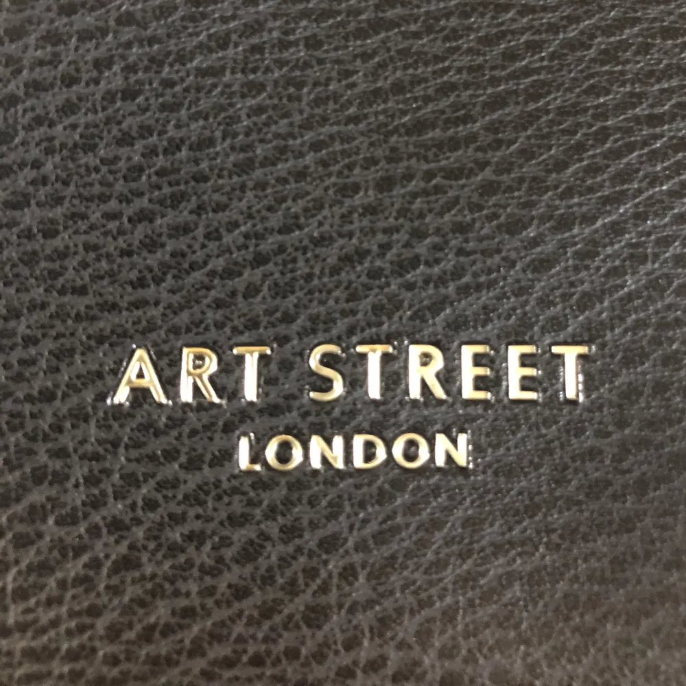 En jätte fin, svsrt helt oandvänd  handväska som är från Art Street London❤️ den har lappen kvar. Väskor.