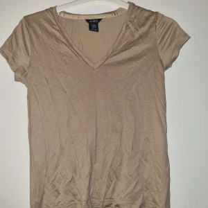 T-shirt - Snygg v-ringad t-shirt