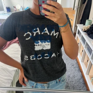 Marc Jacobs tshirt  - Säljer denna tshirt från Marc Jacobs, mycket bra skick!!