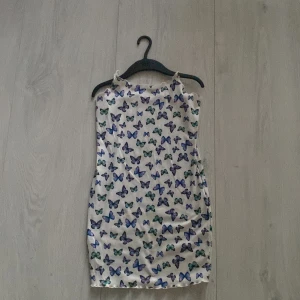 Klänning  - En blommig klänning från Shein, använt 1-3 gånger ( INTE FRI FRAKT)