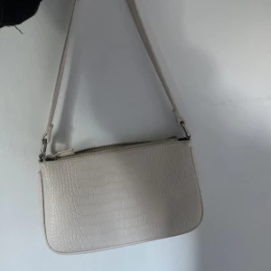 Väskor - Säljer två axelremsväskor. Fina och inget trasigt. Säljer för att jag inte har någon plats i garderoben. 