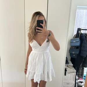 Vit klännig - Jätte fin zara klännig från två år sen