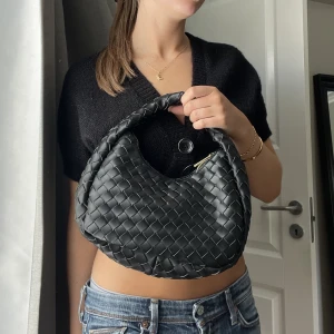 Väska  - Så snygg flätad väska, aldrig använd!🙌🏼 passar till det mesta!!! ❤️ Köpt för 399 säljer för 250kr❤️👍🏽