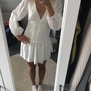 Klänning zara  - Jätte fin klänning från zara😍😍 Använd en gång säljer pågrund av att den blivit för liten!