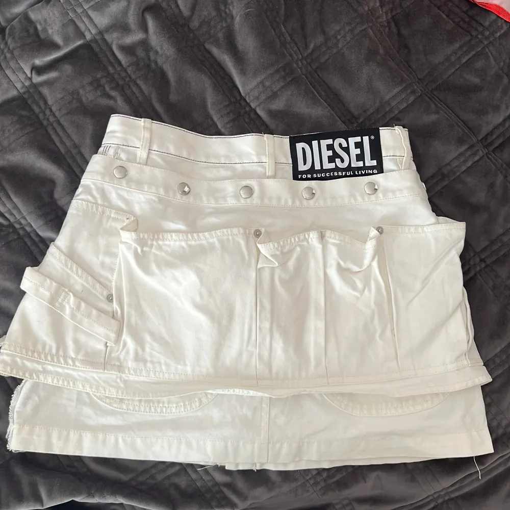 Kjol från Diesel med fickor och silverdetaljer, storlek S. Kjolar.