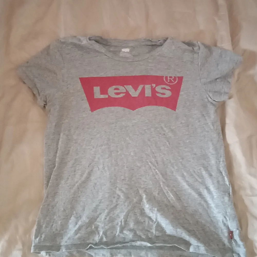 Hej! Säljer min Levi's t-shirt som är köpt i Levi's store. Den kommer tyvärr inte till användning.  Den är i gott skick, knappt använd.. T-shirts.