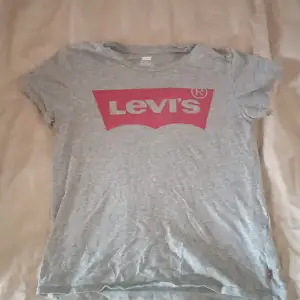 Hej! Säljer min Levi's t-shirt som är köpt i Levi's store. Den kommer tyvärr inte till användning.  Den är i gott skick, knappt använd.