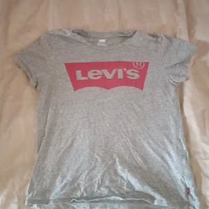 Levi's t-shirt - Hej! Säljer min Levi's t-shirt som är köpt i Levi's store. Den kommer tyvärr inte till användning.  Den är i gott skick, knappt använd.