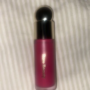 rare beauty blush - en jätte fin blush från märket rare beauty ( selena gomez märke) i färgen lucky, jätte bra märke och jätte bra rouge , den innehåller 7.5 ml och är lite andvänd men inte mycket, köpte den begengnad från tidigare! skriv för mer a fråger❤️