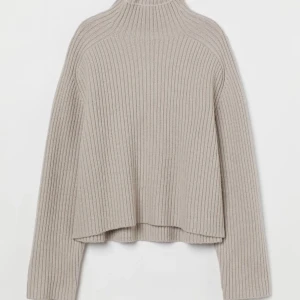 Stickad tröja från h&m  - Stickad tröja från h&m som inte kommer till användning längre. Tröjan är slutsåld på hemsidan 🤍