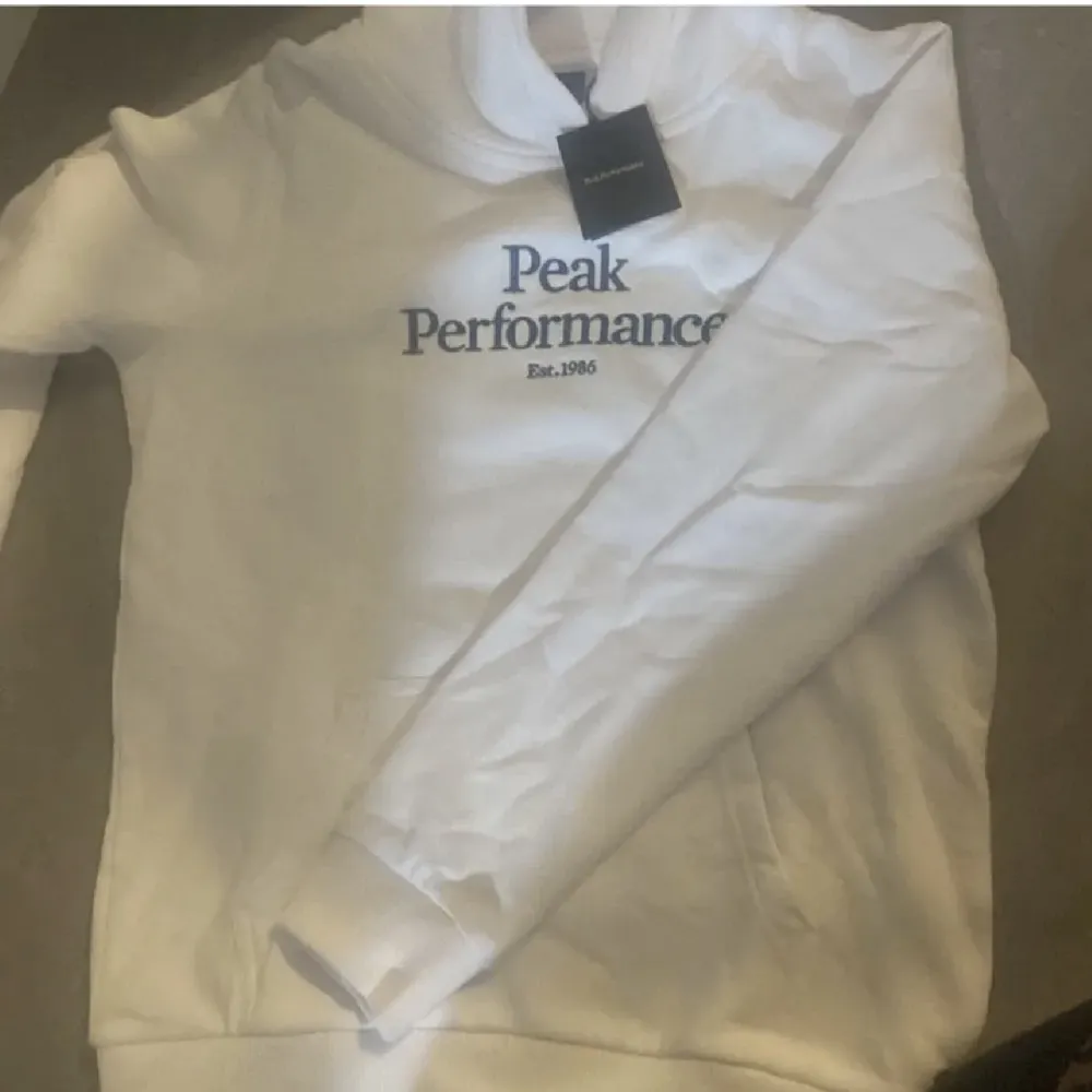 Peak performance hoodie oanvänd även med etiketten på, köpte den för 700kr men den var för liten. Den är S eller 160. Säljer den för 399 med  gratis frakt. . Hoodies.