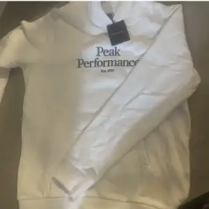 Peak performance hoodie oanvänd även med etiketten på, köpte den för 700kr men den var för liten. Den är S eller 160. Säljer den för 399 med  gratis frakt. 