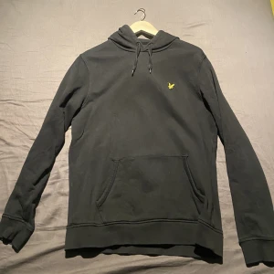 Lyle & scott huvtröja - Svart huvtröja 