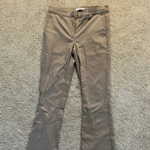 Kostym byxor - Beiga kostym byxor ifrån ellos i storlek 38 men dom är lite stretchiga. Både knapp och spänne utöver dragkedja🥰