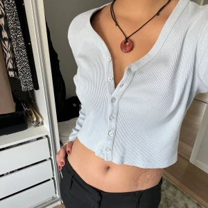 Brandy melville tröja - Tröja från brandy melville! 💛 Säljer pga att jag inte gillar korta tröjor.   Endast använd lite men har en missfärgning vid ena armhålan. Inget som syns och märkte det inte förän när jag skulle fota den. 😇 Storlek onesize men jag skulle säga xs/s/m