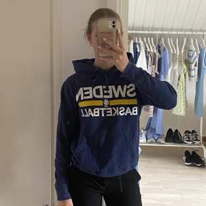 En hoodie från sweden basketball i marinblå färg med tryck på framsidan som tyvärr är för liten för mig. Ganska liten i storleken trotts att det är en S