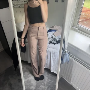 kostymbyxor - säljer mina fina kostymbyxor från madlady då dom inte kommer till användning! XS-L32