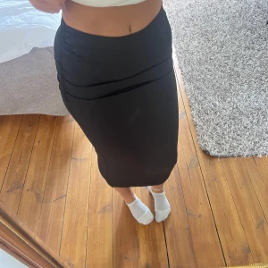 svart långkjol - säljer denna jättefina svarta långkjol som formar kroppen fint, den är från h&m i storlek xs men passar större också då den är strechtig, aldrig använd så nyskick💗 kan frakta och skicka bättre bilder 