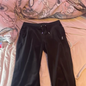 Jucy  - Säljer ett par svara jucy byxor med text  storlek s använt dom 2 gånger men kände att det inte var min still. 