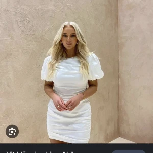 Vit klänning  - Säljer denna klänning från Linn Ahlborg X nelly då den inte kommer till användning längre. Den är använd två gånger. Den har dock spruckit i bak men har lagat det så inget man tänker på när den väl sitter på eftersom det är scrunch där bak.  🤍🌸