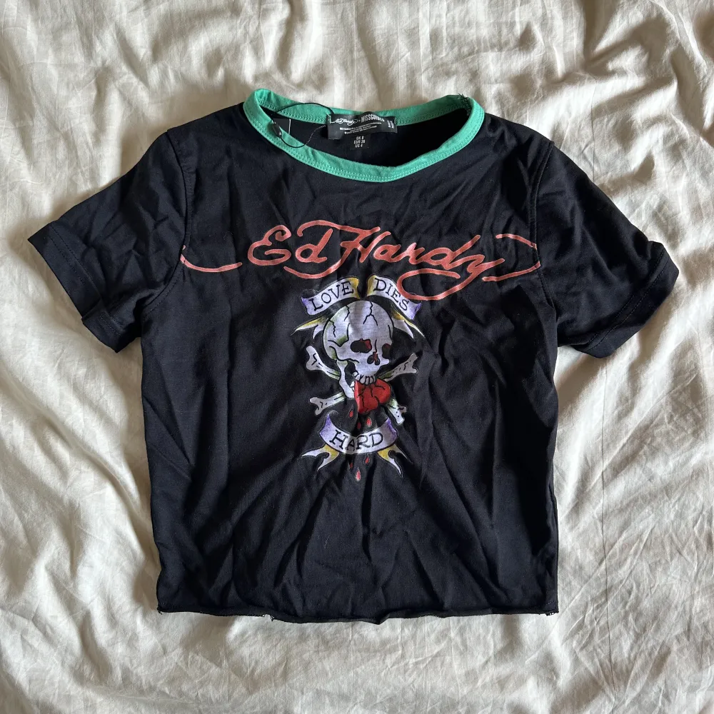 Topp från Missguideds kollektion med Ed Hardy. Endast testad av mig då den var för liten, prislapp kvar. Bara att skriva vid frågor! Köparen står för frakt.. Toppar.