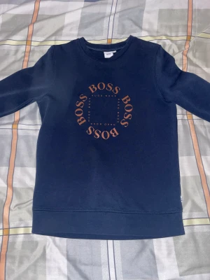 Hugo boss sweatshirt  - Säljer min Hugo boss sweatshirt i 10/10 skick säljs pågrund av ingen mer användning köpte från kidsbrandstore för 983