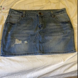 Jeans kjol  - Jätte fin vero Moda kjol som tyvärr inte kommer till användning längre, i bra skick,  kjolen passar till M-L skulle jag nog säga , ny pris 300kr, Kontakta vid fler bilder!🩷