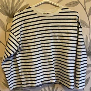 Långärmad radig tröja - Randig långärmad tröja perfekt till sena sommarkvällar men även inför hösten. Tröjan är i stl S-M och är använd men frf som ny. (Affärspris 199kr) Super snygg till stilen ”sthlm stil”🩵