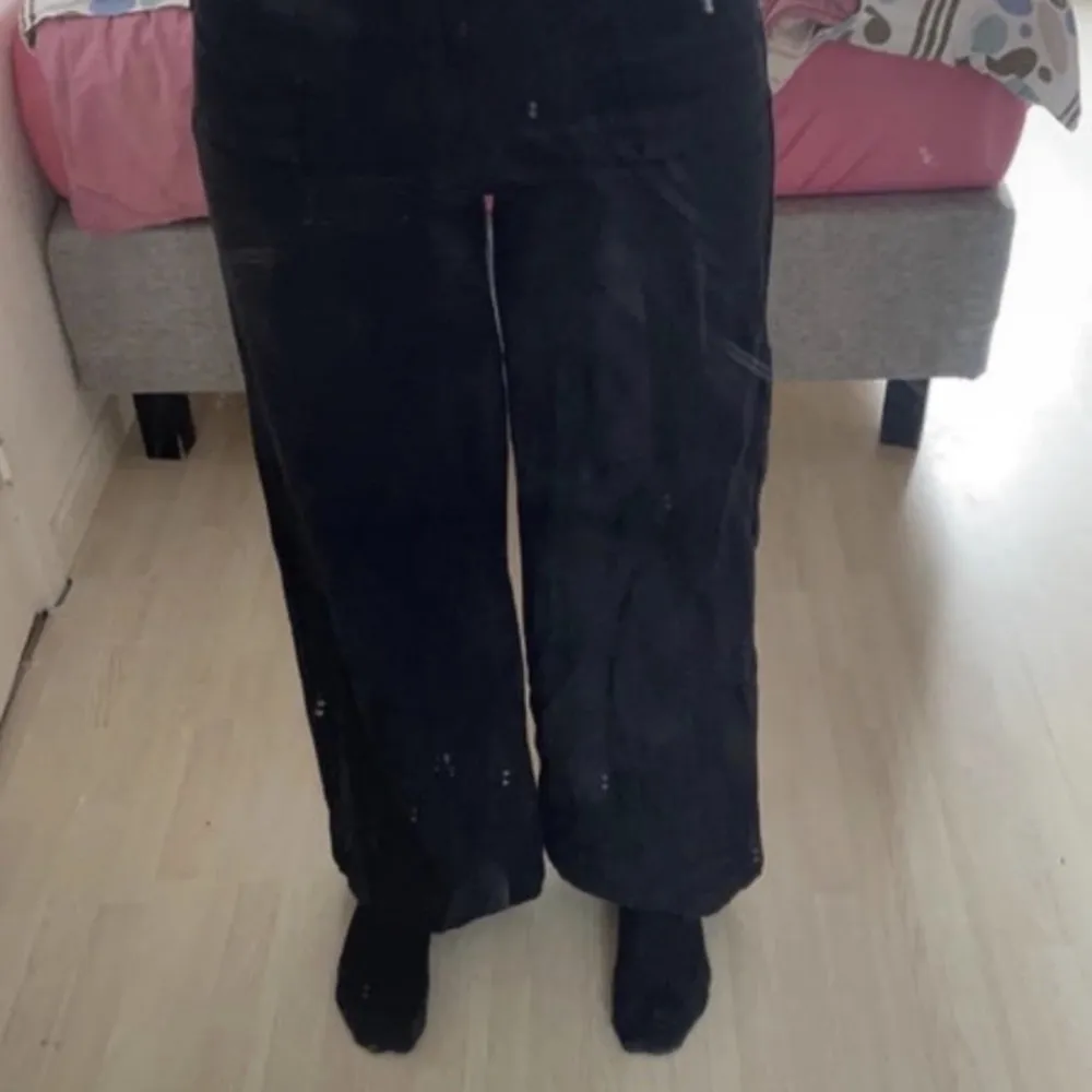 Jag säljer mina svarta baggy jeans som jag aldrig har använt då de är för stora för mig vid midjan! Dessa jeans är oerhört fina och bekväma!❤️❤️. Jeans & Byxor.