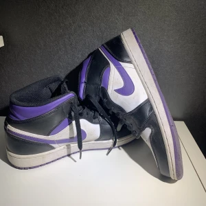 Jordan 1 Mid black white purple  - Skick 7/10, lite smutsiga, inte jätte använda. Säljer då jag slutat använda dem, nypris 2000-3500kr. Kvitto och orginalbox finns. 
